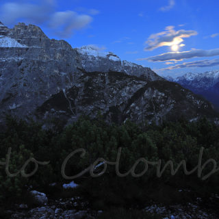 Luna sorge tra la Croda di Ligonto ed Auronzo